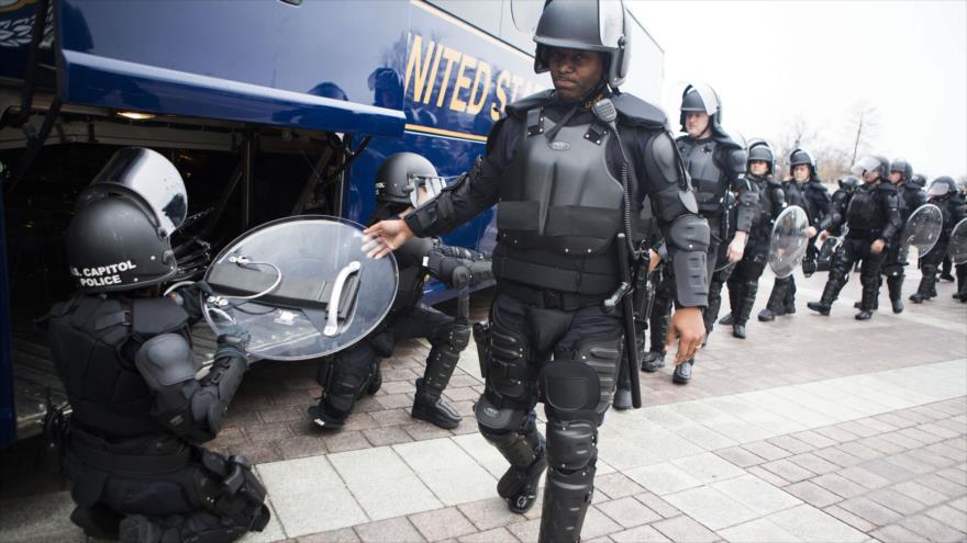 La Policía de Estados Unidos despliega su equipo antidisturbios antes de una manifestación en la capitalina ciudad de Washington, 21 de enero de 2017.