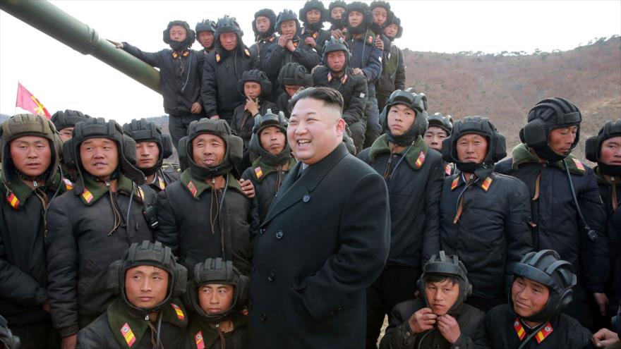 Esta foto sin fecha publicada el 1 de abril de 2017 por la agencia KCNA muestra al líder norcoreano Kim Jong-un (centro) inspeccionando la capacidad de una unidad de tanques del Ejército en un lugar no revelado.