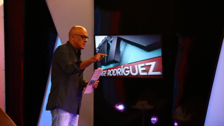 El líder socialista Jorge Rodríguez conduce el programa La Política en el Diván, que se transmite por la Venezolana de Televisión.