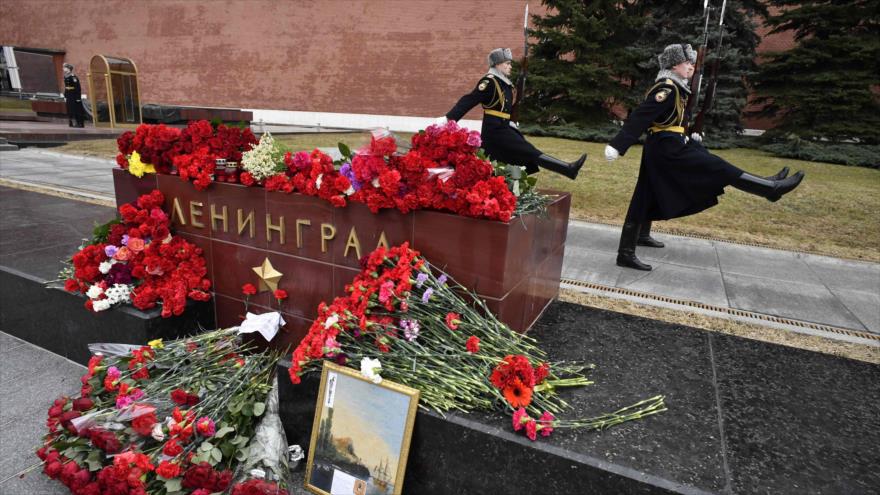 Flores dejadas sobre una piedra conmemorativa a las afueras del Kremlin en homenaje a las víctimas de la explosión del 3 de abril en el metro de San Petersburgo, Moscú, 4 de abril de 2017.