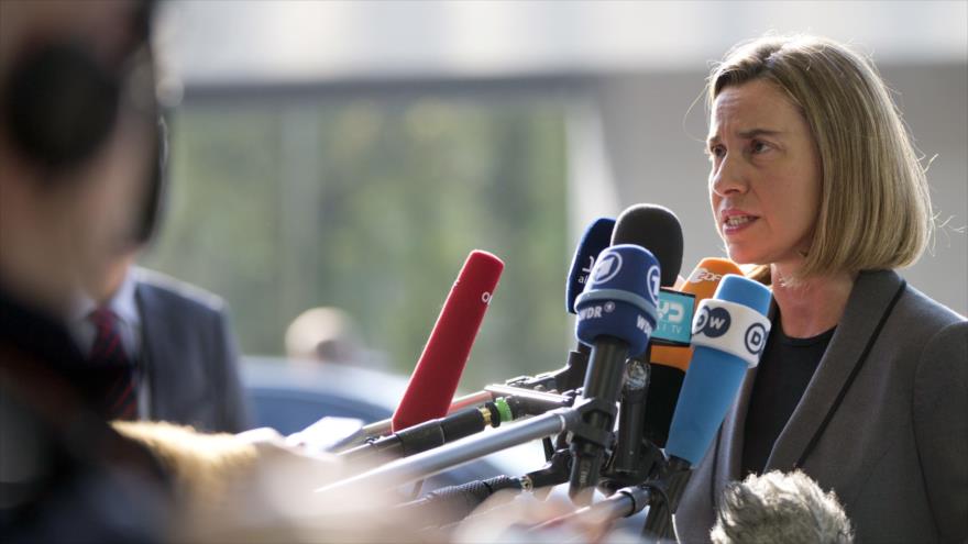 La jefa de la Diplomacia de la Unión Europea (UE), Federica Mogherini, habla con los medios de comunicación a su llegada a una reunión de cancilleres de la UE en Luxemburgo, 3 de abril de 2017.