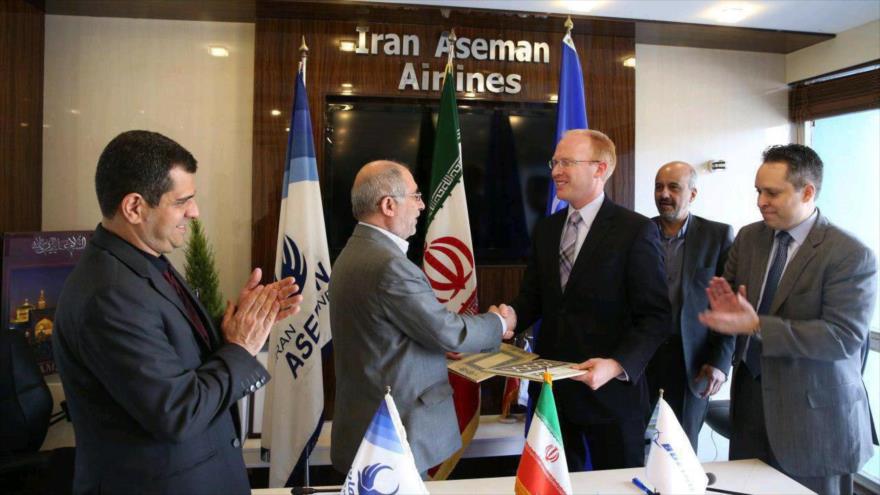 Representantes de la compañía aérea iraní Aseman Airlines y la estadounidense Boeing firman el acuerdo en Teherán, capital iraní, 4 de marzo de 2017.