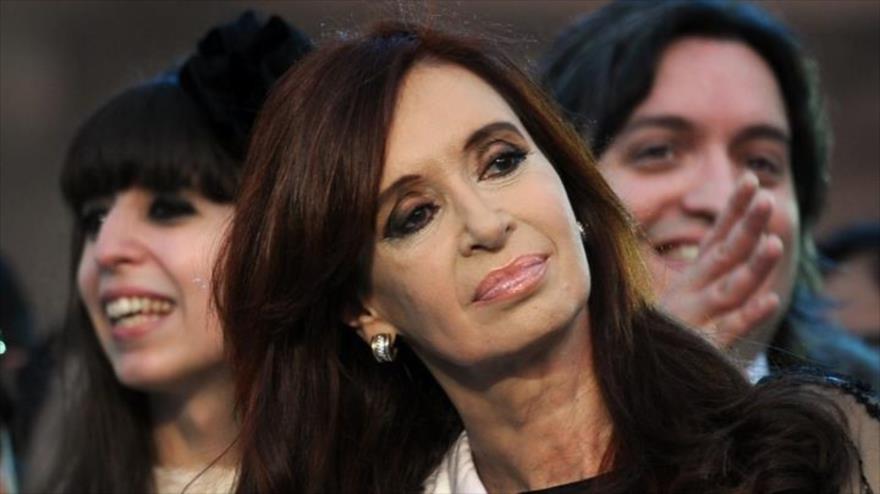 La exmandataria argentina Cristina Fernández de Kirchner (centro) junto a su hija, Florentina, y su hijo, Máximo, durante una ceremonia en Buenos Aires, capital argentina, 10 de diciembre de 2011.