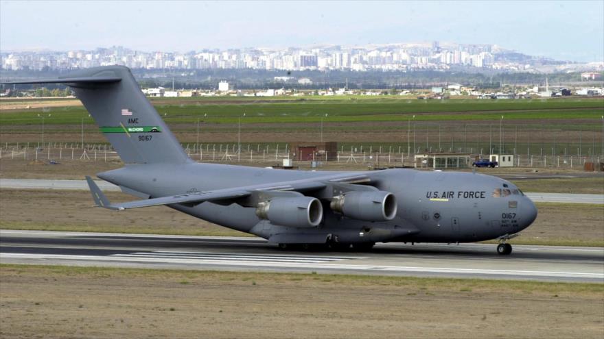 Un avión militar de carga estadounidense C-17 después de aterrizar en la Base Aérea de Incirlik en el sur de Turquía.