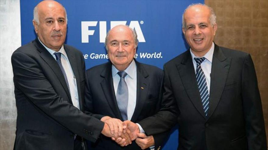 El presidente de la Asociación de Fútbol de Palestina (PFA, por sus siglas en inglés), Yibril Rajub (izda.), y expresidente de la FIFA Joseph Blatter (centro).