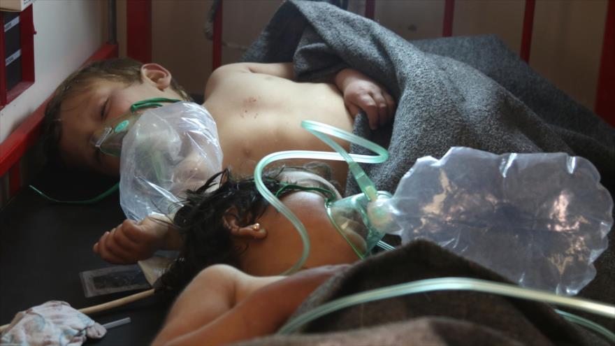 Niños sirios reciben tratamiento médico luego de ser afectados por gas tóxico lanzado por los terroristas en la localidad de Jan Sheijun, noroeste de la provincia siria de Idlib, 4 de abril de 2017.