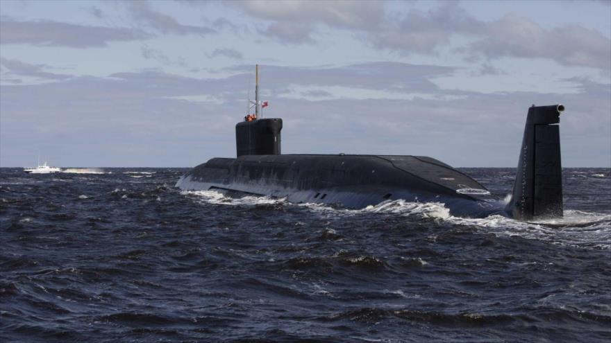 El submarino nuclear ruso Yuri Dolgoruky en la aguas cerca de la zona denominada Arcángel, norte de Rusia.