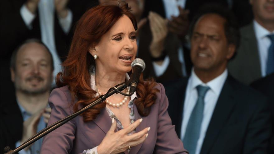La expresidenta argentina Cristina Fernández de Kirchner pronuncia un discurso durante la ceremonia de inauguración de una nueva sección de un hospital de Morón, en Buenos Aires, 25 de noviembre de 2015.