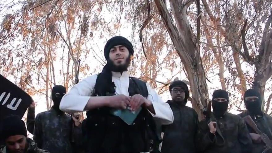 Un combatiente extranjero del grupo terrorista EIIL (Daesh, en árabe) rompe su pasaporte.