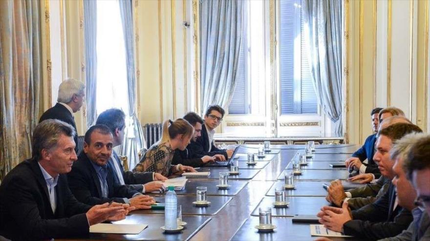 El presidente de Argentina, Mauricio Macri (1 izq.), reunido con su Gabinete ministerial en la Casa Rosada, Buenos Aires, 4 de abril de 2017.