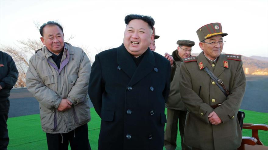 Una foto difundida el 7 de marzo de 2017, muestra al líder norcoreano, Kim Jong-Un (centro) supervisando el lanzamiento de cuatro misiles balísticos en una maniobra militar.