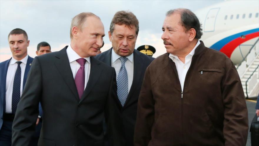 El presidente de Rusia, Vladimir Putin (izda.), es recibido por su par nicaragüense, Daniel Ortega (dcha.), en el marco de una histórica visita al país latinoamericano, 11 de julio de 2014.