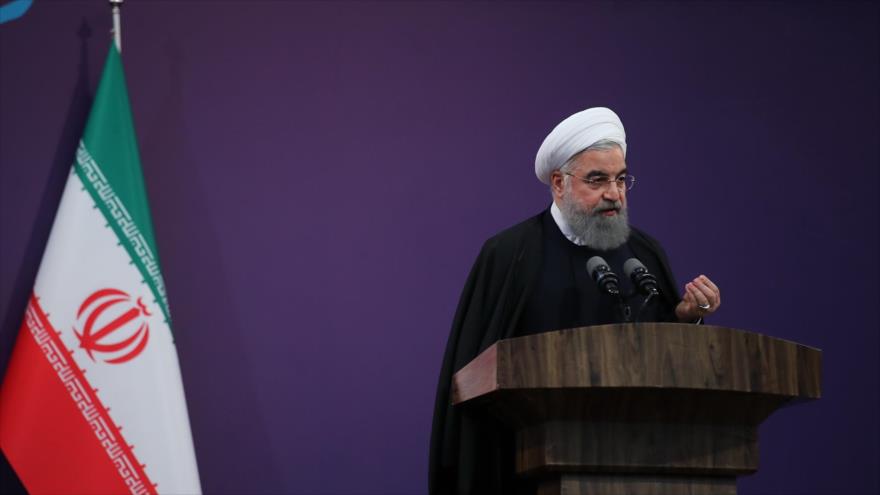 El presidente iraní, Hasan Rohani, ofrece un discurso durante su reunión con un grupo de élites y activistas políticos persas en la ciudad de Semnan, noreste de Irán, 6 de abril de 2017.