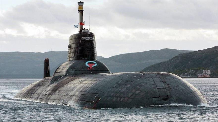 El submarino ruso Dmitry Donskoy, el más grande del mundo, en el mar de Barents en la costa ártica de Rusia, septiembre 2001.