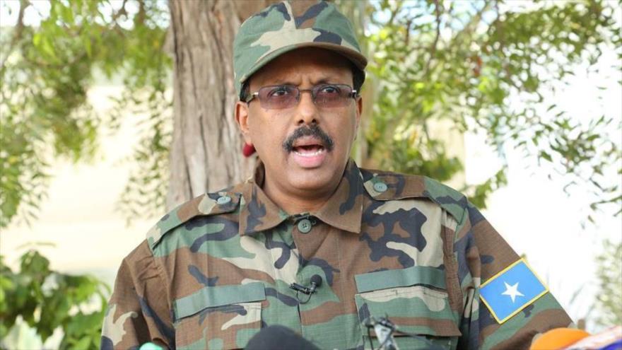El presidente de Somalia, Mohamed Abdulahi Mohamad, vestido de uniforme militar, durante una rueda de prensa en Mogadiscio (capital), 6 de abril de 2017.