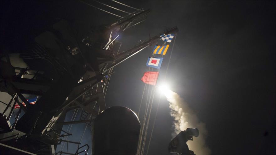 Una de las primeras imágenes del momento del lanzamiento de los misiles crucero Tomahawk desde buques de guerra de EE.UU. en el mar Mediterráneo contra una base aérea siria, 6 de abril de 2017.