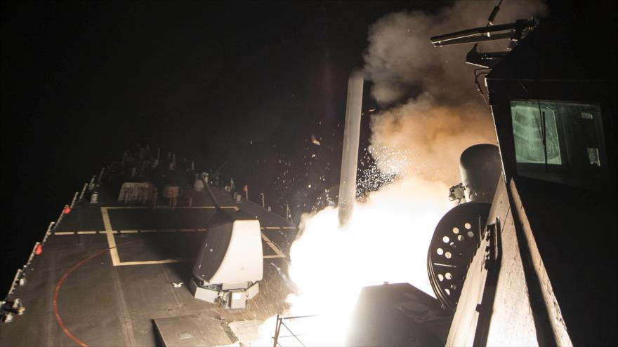 Una de las primeras imágenes del momento del lanzamiento de los misiles crucero Tomahawk desde buques de guerra de EE.UU. en el mar Mediterráneo contra una base aérea siria, 6 de abril de 2017.
