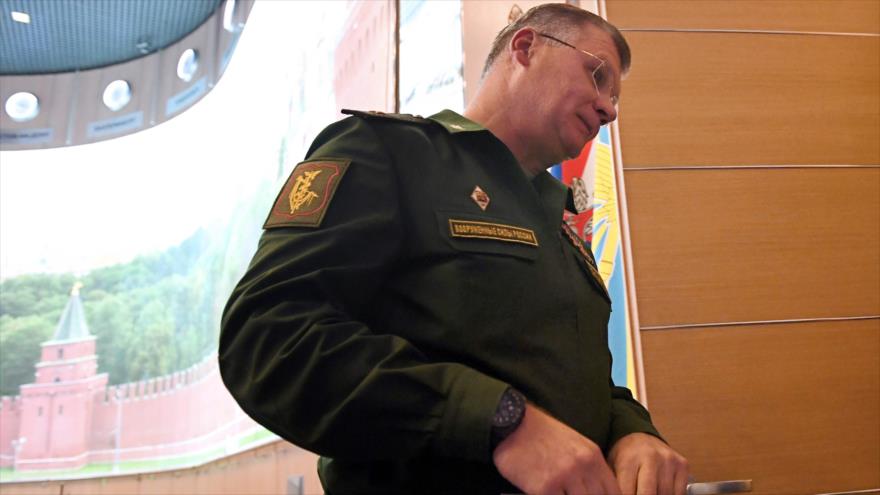 El portavoz del Ministerio de Defensa de Rusia, el general mayor Igor Konashenkov, abandona una rueda de prensa, celebrada en Moscú, 26 de septiembre de 2017.