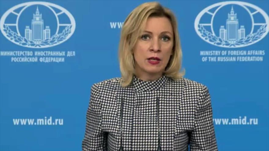 La portavoz del Ministerio ruso de Asuntos Exteriores, Maria Zajarova, aborda en una rueda de prensa el ataque de EE.UU. contra la base aérea siria en Homs, 7 de abril de 2017.