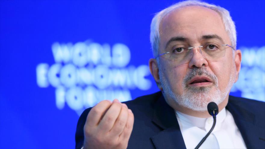 Mohamad Yavad Zarif, canciller de Irán, atiende una reunión en el segundo día del Foro Económico Mundial en Davos (Suiza), 18 de enero de 2017.