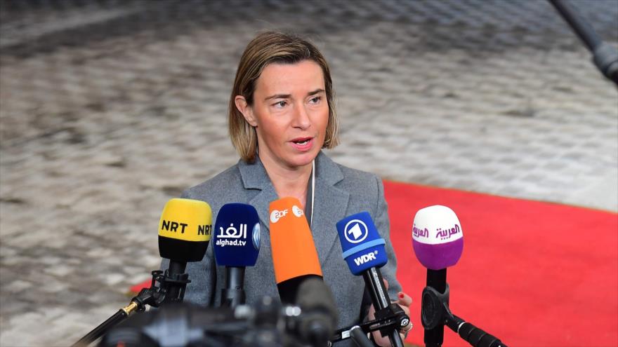 La jefa de la Diplomacia de la UE, Federica Mogherini, se dirige a periodistas a su llegada al Consejo Europeo, en Bruselas, 6 de marzo de 2017. 