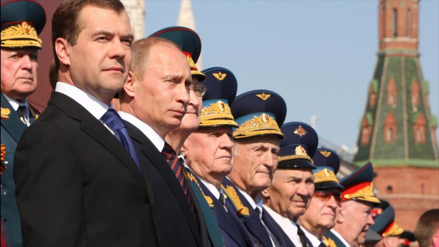 El primer ministro de Rusia, Dmitri Medvedev, y el presidente del país, Vladimir Putin, participan en un desfile militar en Moscú.