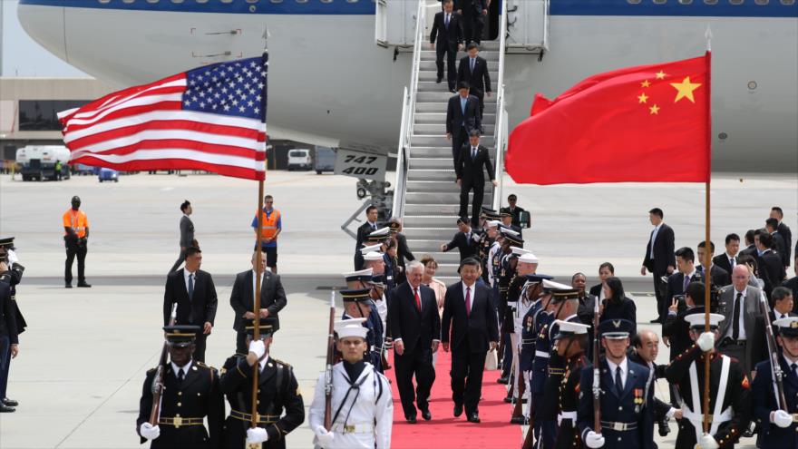 El secretario de Estado de EE.UU., Rex Tillerson (izda.), recibe al presidente de China, Xi Jinping, tras su llegada al aeropuerto de Palm Beach, en Florida, para reunirse con su par estadounidense, Donald Trump, 6 de abril de 2017.