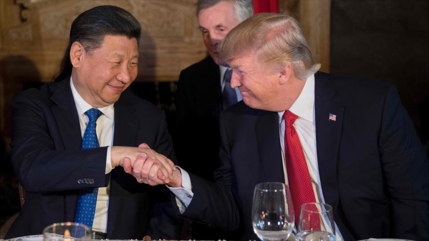El presidente chino, Xi Jinping (izda.), le estrecha la mano a su homólogo estadounidense, Donald Trump (dcha.), durante un encuentro en Florida, sureste de EE.UU., 7 de abril de 2017.