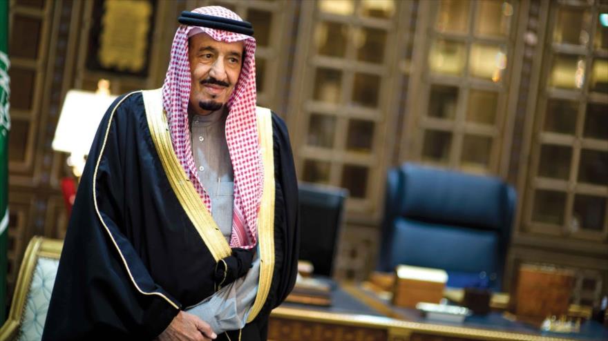 El rey de Arabia Saudí, Salman bin Abdulaziz Al Saud, espera en su despacho, donde celebrará una reunión laboral.