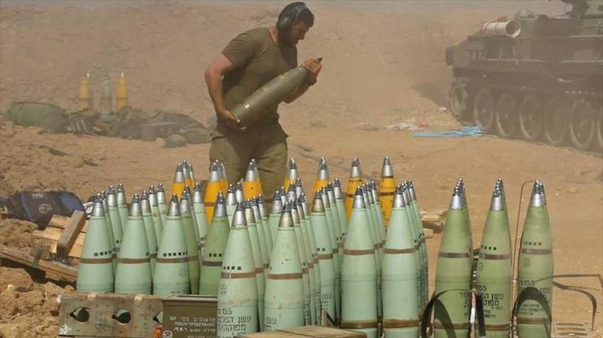 Un soldado del régimen israelí traslada un misil utilizado en los disparos sobre la franja de Gaza, agosto de 2014.
