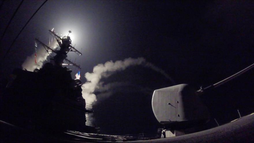 Momento del lanzamiento de los misiles crucero Tomahawk desde buques de guerra de EE.UU. en el mar Mediterráneo contra una base aérea siria, 7 de abril de 2017.