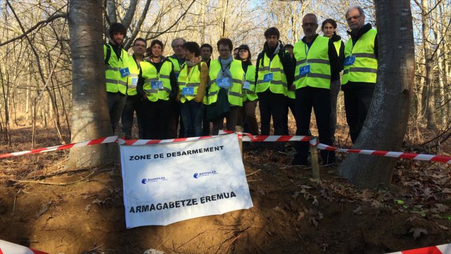 Miembros de Artisans de la Paix – Bakegilea posan al lado de una provisión de armas de la organización separatista vasca ETA (Euskadi Ta Askatasuna) cerca de Andaux y Castetbon (suroeste de Francia), 8 de abril de 2017.