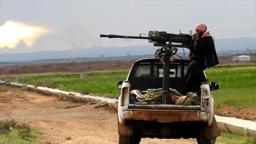 Un integrante del grupo terrorista EIIL (Daesh, en árabe) abre fuego durante combates contra las fuerzas kurdo-sirias cerca de la ciudad de Al-Safsafah, 8 de abril de 2017.