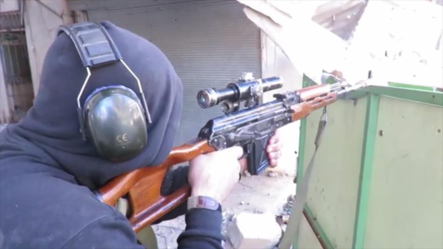 Un integrante del grupo terrorista EIIL (Daesh, en árabe) durante combates al noreste de Baquba, 8 de abril de 2017.