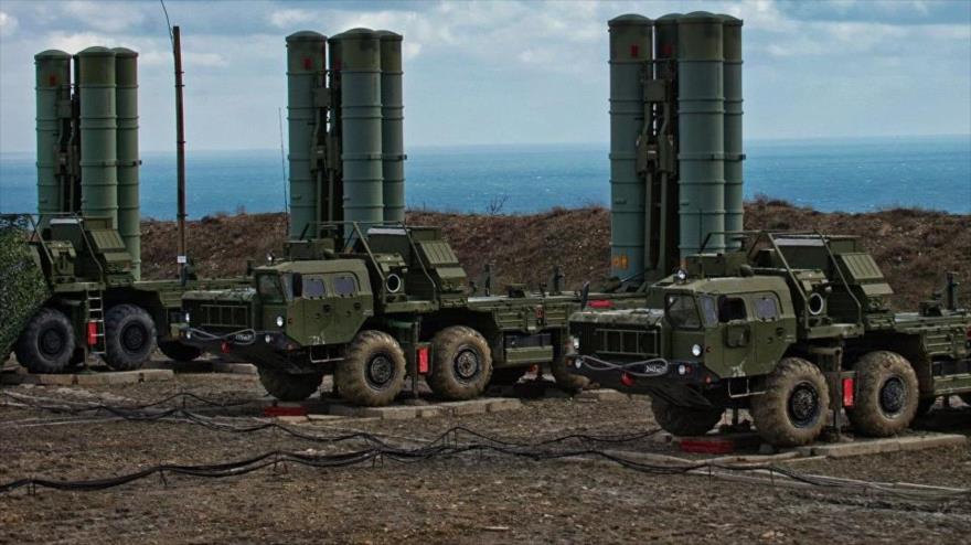Unidades de lanzaderas móviles del sistema antiaéreo ruso S-400 Triumf.
