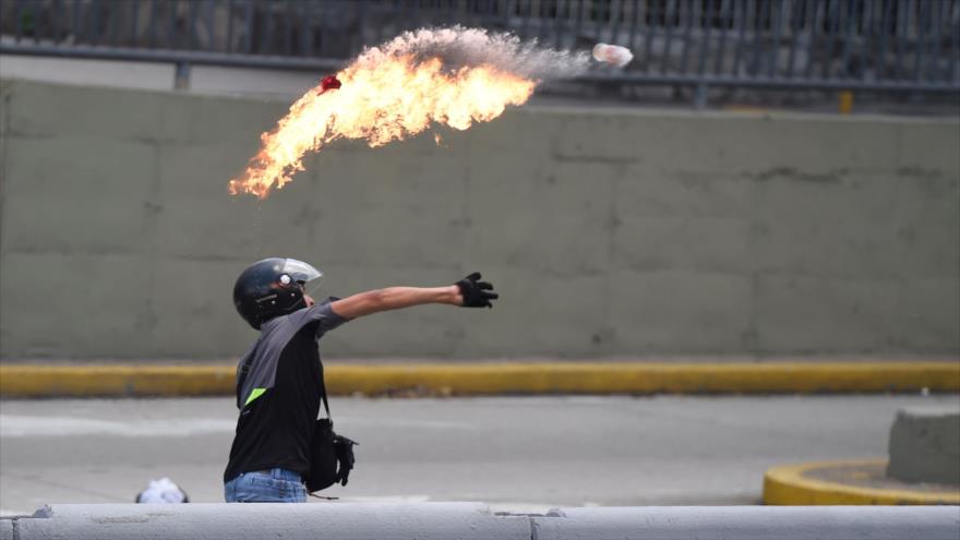Un manifestante de la oposición lanza un cóctel molotov durante las protestas antigubernamentales en Caracas, la capital de Venezuela, 8 de abril de 2017.