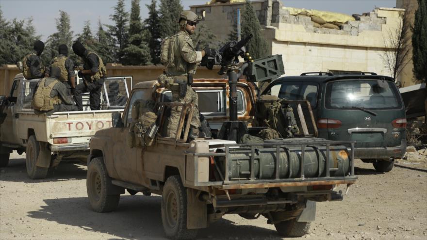 
Efectivos de EE.UU. pertenecientes a las fuerzas de Operaciones Especiales, en la localidad siria de Fatisah, en la norteña provincia de Al-Raqa, 25 de mayo de 2016.