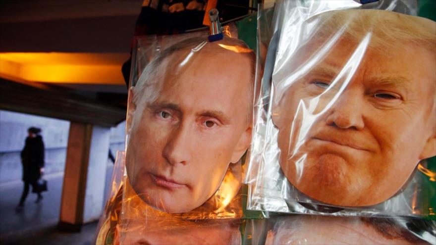 Máscaras que representan al presidente ruso, Vladimir Putin, y al presidente de Estados Unidos, Donald Trump, en una tienda de recuerdos en San Petersburgo, Rusia.