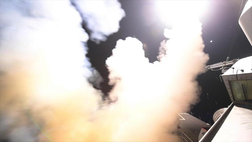Una de las primeras imágenes del momento del lanzamiento de los misiles crucero Tomahawk desde buques de guerra de EE.UU. en el mar Mediterráneo contra una base aérea siria, 7 de abril de 2017.