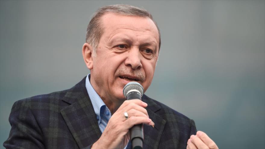 El presidente turco, Recep Tayyip Erdogan, pronuncia un discurso en un mitin de la campaña por el "sí" para el referéndum constitucional en Estambul, 8 de abril de 2017.