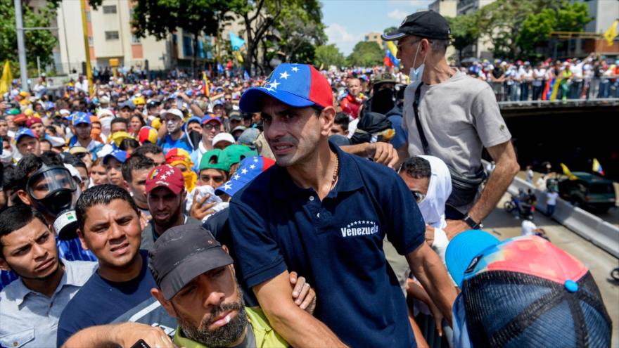 El líder de la oposición venezolana Henrique Capriles (centro) participa en una protesta contra el Gobierno del presidente Nicolás Maduro en Caracas, 8 de abril de 2017.