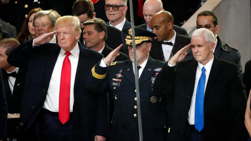 El presidente estadounidense, Donald Trump (iza.), junto con el vicepresidente de EE.UU., Mike Pence (dcha.), y el jefe del Estado Mayor Conjunto, el general Mark Milley, 20 de enero de 2017.