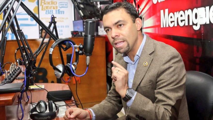 El presidente del Consejo Nacional Electoral (CNE) de Ecuador, Juan Pablo Pozo, durante una entrevista radial, Quito, 10 de abril de 2017.