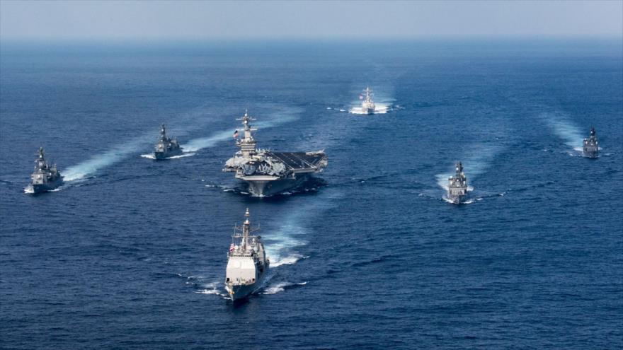 El portaviones de propulsión nuclear USS Carl Vinson, acompañado de un grupo de ataque, se desplaza en aguas del océano Pacífico, 31 de marzo de 2017.