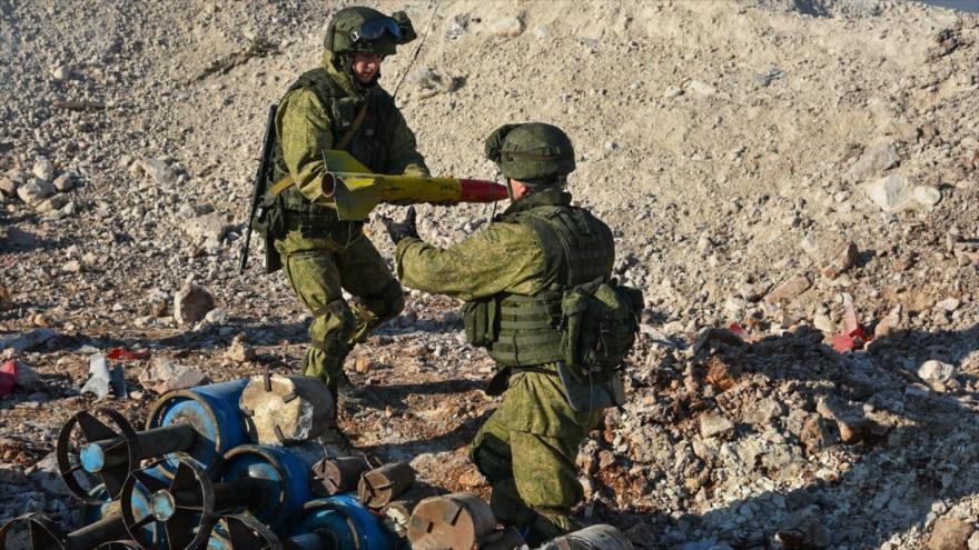 Ingenieros militares del Ejército ruso durante la operación de desminado en el este de la ciudad siria de Alepo.