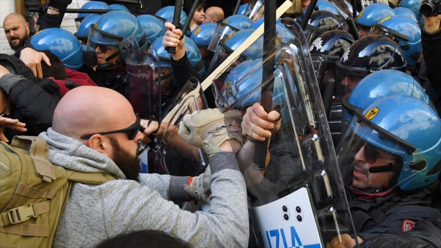 Policía italiana carga contra manifestación por G7