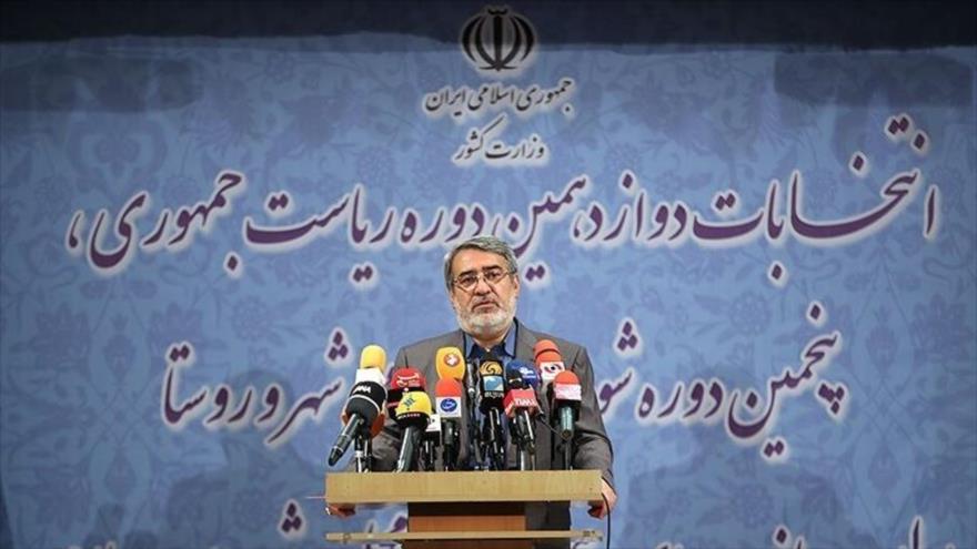 El ministro del Interior de Irán, Abdolreza Rahmani Fazli, ofrece una rueda de prensa en la sede del Comité de las Elecciones del país en Teherán, capital persa, 11 de abril de 2017.