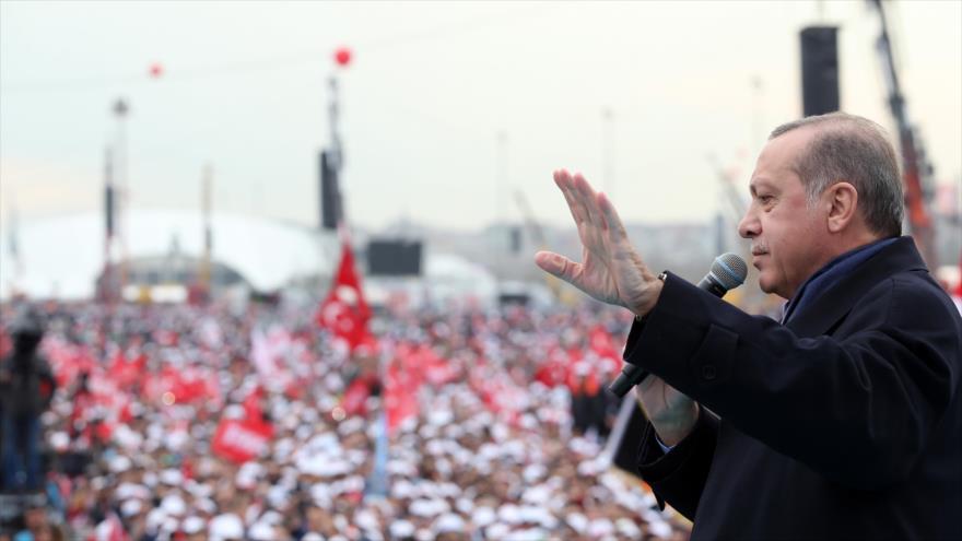 El presidente turco, Recep Tayyip Erdogan, ofrece un discurso durante una campaña en la ciudad de Estambul para conseguir el Sí en el referéndum constitucional del país, 8 de abril de 2017.