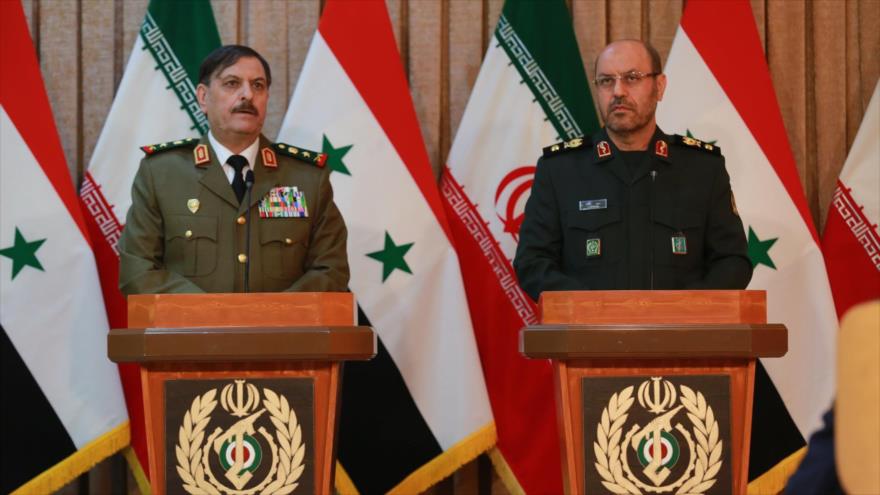 El ministro iraní de Defensa, el general de brigada Husein Dehqan (dcha.), ofrece una rueda de prensa conjunta con su par sirio, Fahd Yasem al-Freiy, en Teherán, capital persa, abril de 2016.