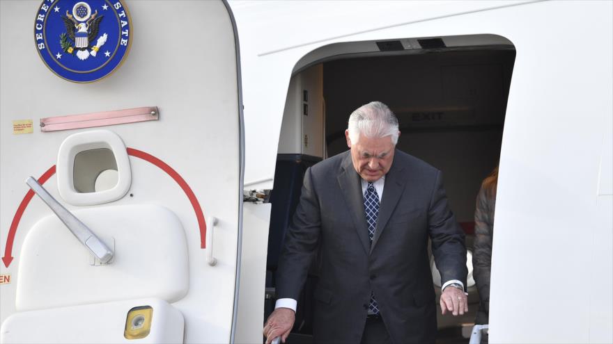 El secretario de Estado estadounidense, Rex Tillerson, baja del avión a su llegada al aeropuerto de Vnukovo II en Moscú, Rusia, 11 de abril de 2017.